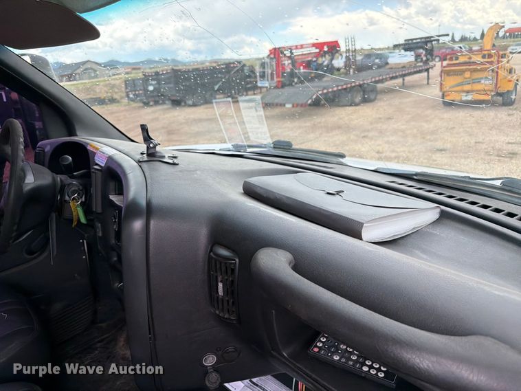 image for item FM7618 2007 GMC C7500 chipper truck