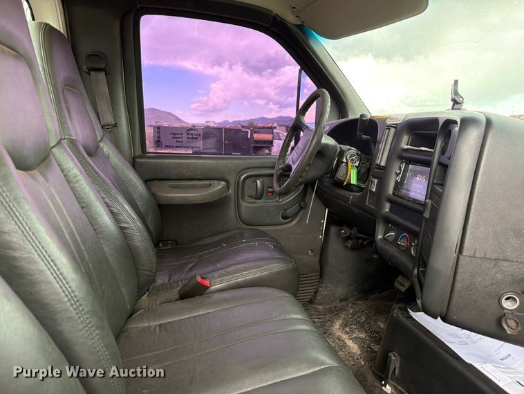 image for item FM7618 2007 GMC C7500 chipper truck