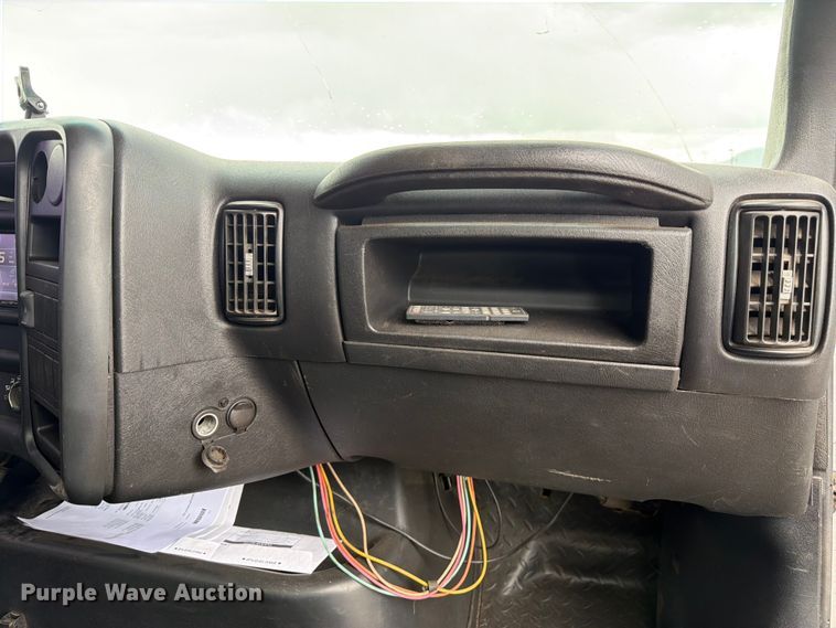 image for item FM7618 2007 GMC C7500 chipper truck