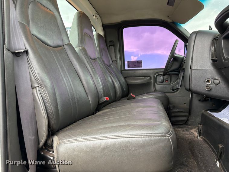 image for item FM7618 2007 GMC C7500 chipper truck