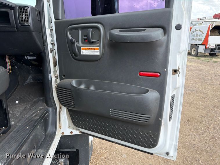 image for item FM7618 2007 GMC C7500 chipper truck