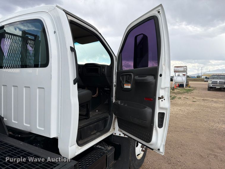 image for item FM7618 2007 GMC C7500 chipper truck
