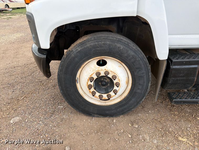 image for item FM7618 2007 GMC C7500 chipper truck