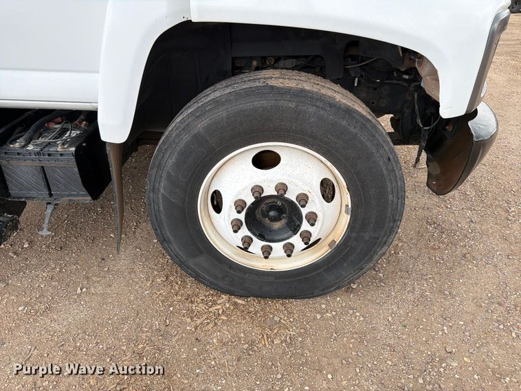 image for item FM7618 2007 GMC C7500 chipper truck