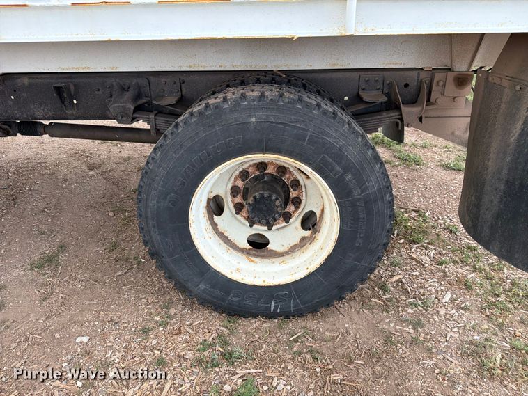image for item FM7618 2007 GMC C7500 chipper truck