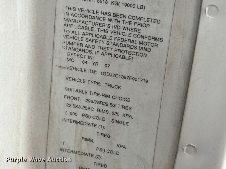 image for item FM7618 2007 GMC C7500 chipper truck