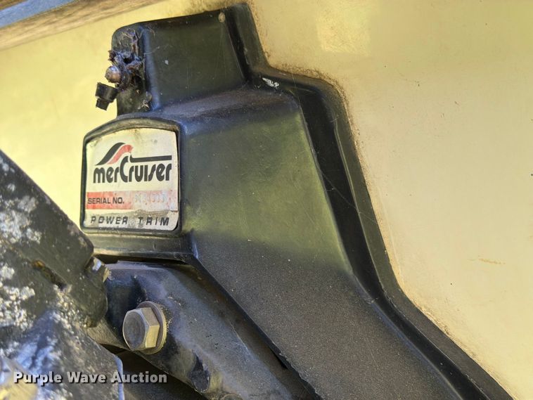image for item FN2562 1982 Celebrity Boat Inc 210V boat