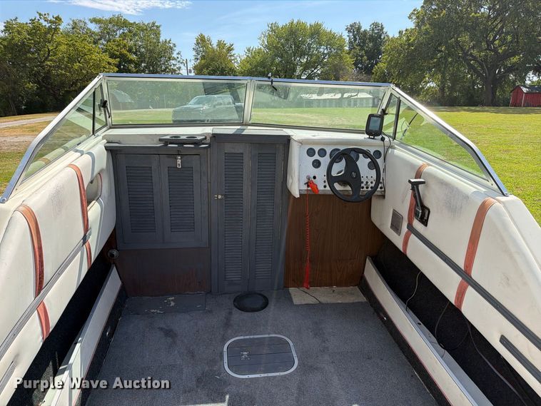 image for item FN2562 1982 Celebrity Boat Inc 210V boat