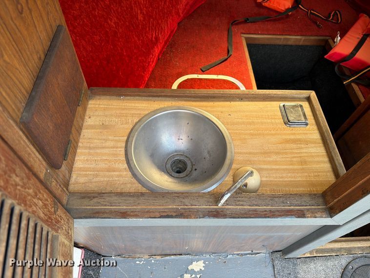 image for item FN2562 1982 Celebrity Boat Inc 210V boat