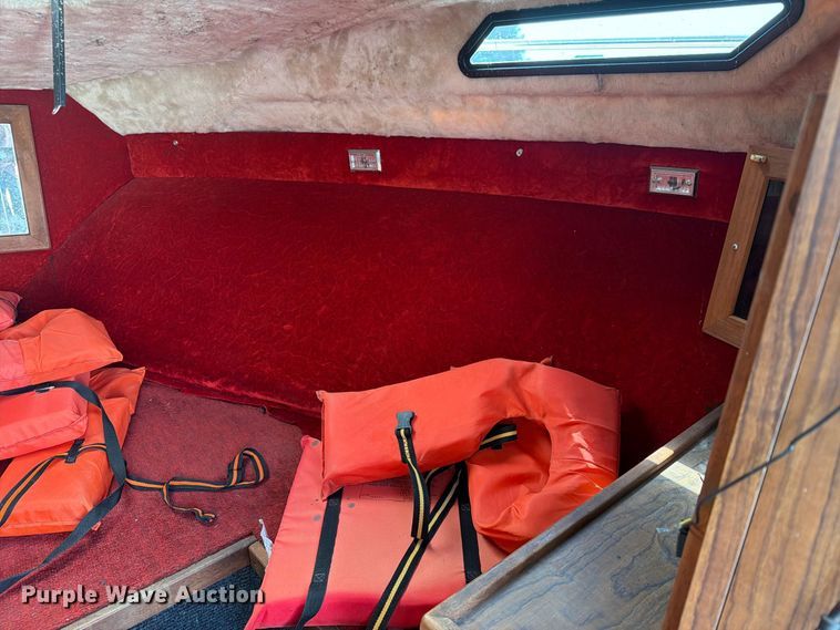 image for item FN2562 1982 Celebrity Boat Inc 210V boat