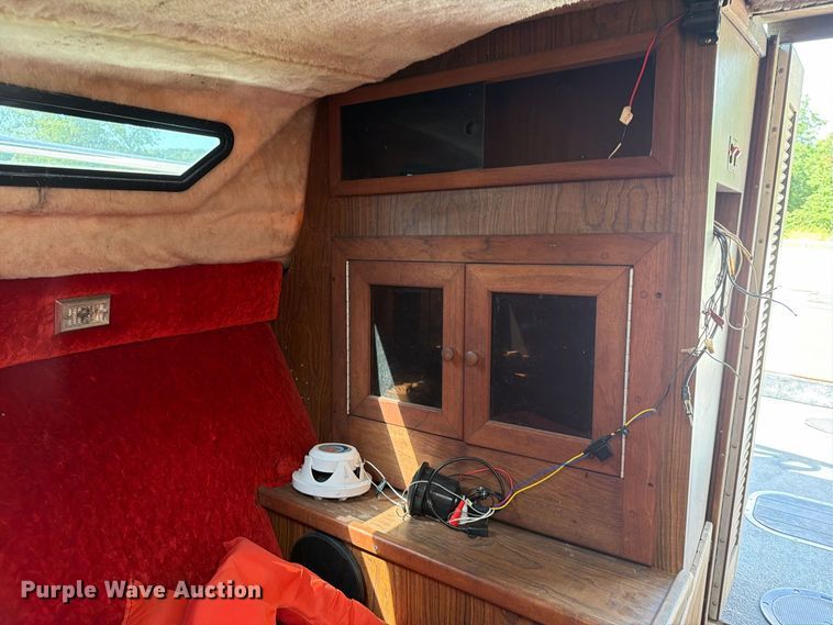 image for item FN2562 1982 Celebrity Boat Inc 210V boat