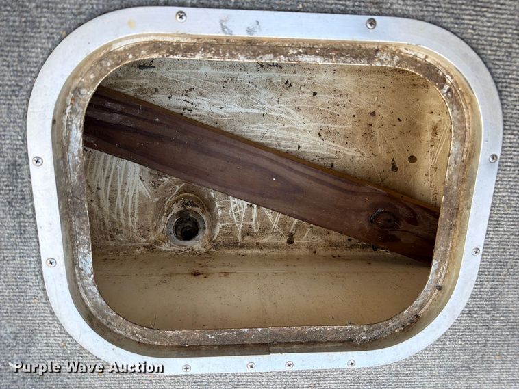 image for item FN2562 1982 Celebrity Boat Inc 210V boat