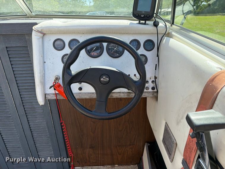 image for item FN2562 1982 Celebrity Boat Inc 210V boat