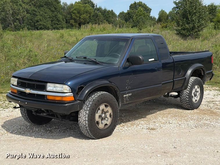 2002 Chevrolet S10 LS Ext. Cab pickup truck