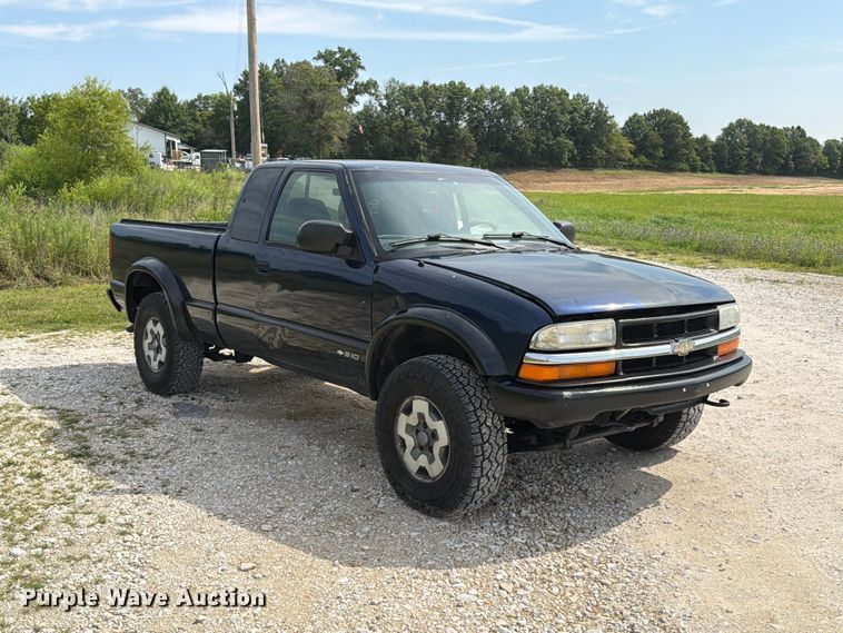 image for item FT6141 2002 Chevrolet S10 LS Ext. Cab pickup truck