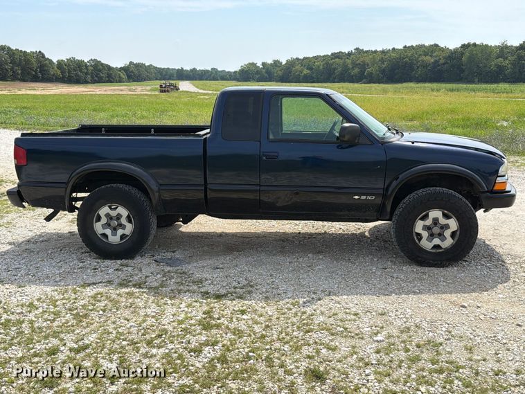 image for item FT6141 2002 Chevrolet S10 LS Ext. Cab pickup truck