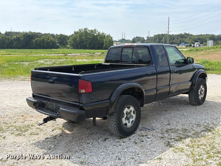 image for item FT6141 2002 Chevrolet S10 LS Ext. Cab pickup truck