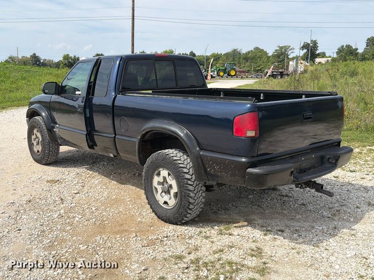 image for item FT6141 2002 Chevrolet S10 LS Ext. Cab pickup truck
