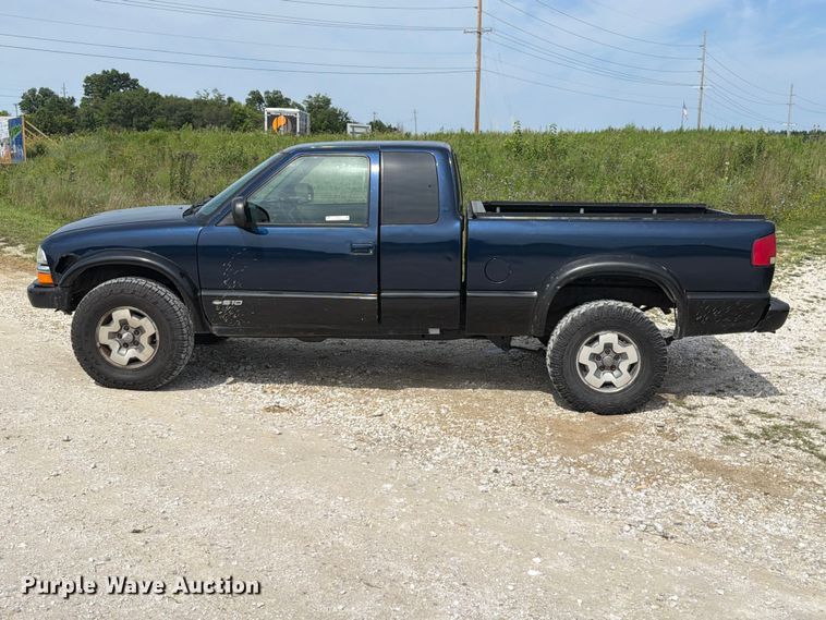 image for item FT6141 2002 Chevrolet S10 LS Ext. Cab pickup truck