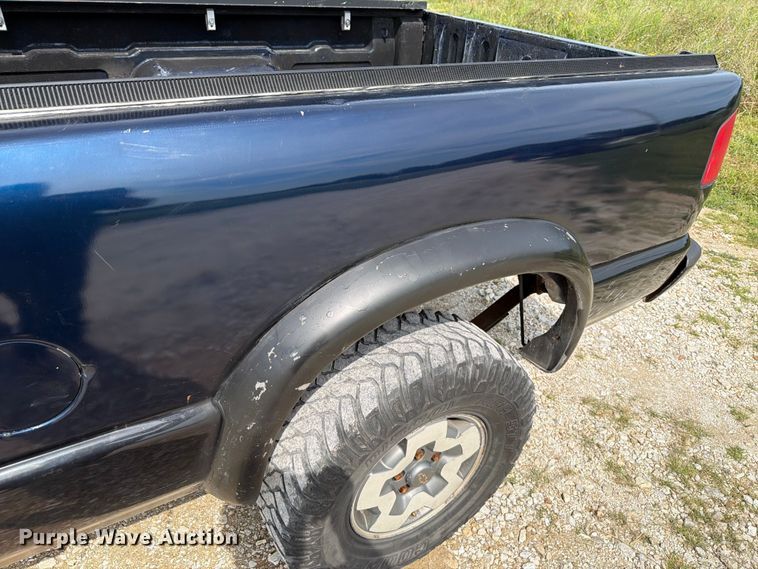 image for item FT6141 2002 Chevrolet S10 LS Ext. Cab pickup truck