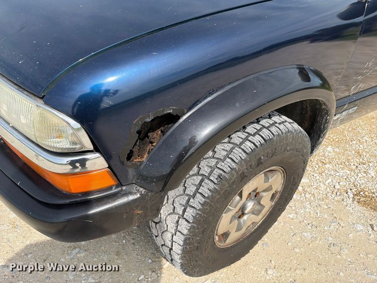 image for item FT6141 2002 Chevrolet S10 LS Ext. Cab pickup truck
