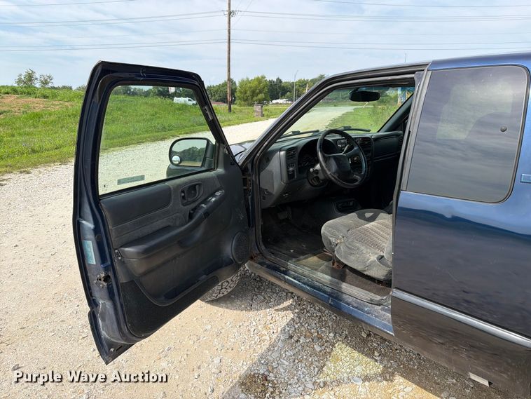 image for item FT6141 2002 Chevrolet S10 LS Ext. Cab pickup truck