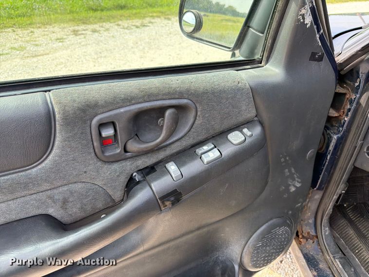 image for item FT6141 2002 Chevrolet S10 LS Ext. Cab pickup truck