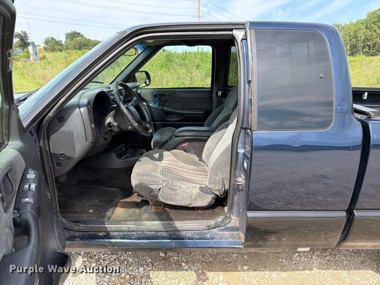 image for item FT6141 2002 Chevrolet S10 LS Ext. Cab pickup truck