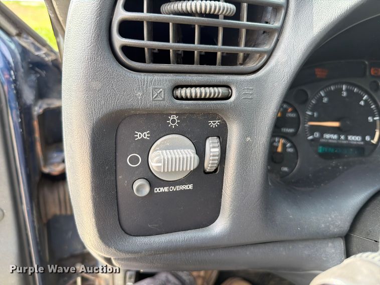 image for item FT6141 2002 Chevrolet S10 LS Ext. Cab pickup truck