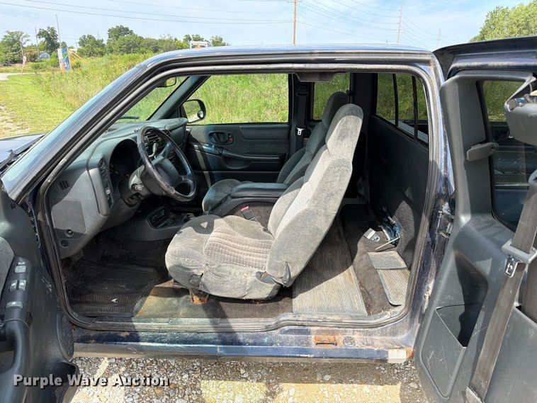 image for item FT6141 2002 Chevrolet S10 LS Ext. Cab pickup truck
