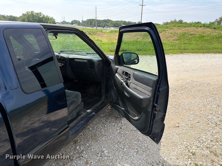image for item FT6141 2002 Chevrolet S10 LS Ext. Cab pickup truck