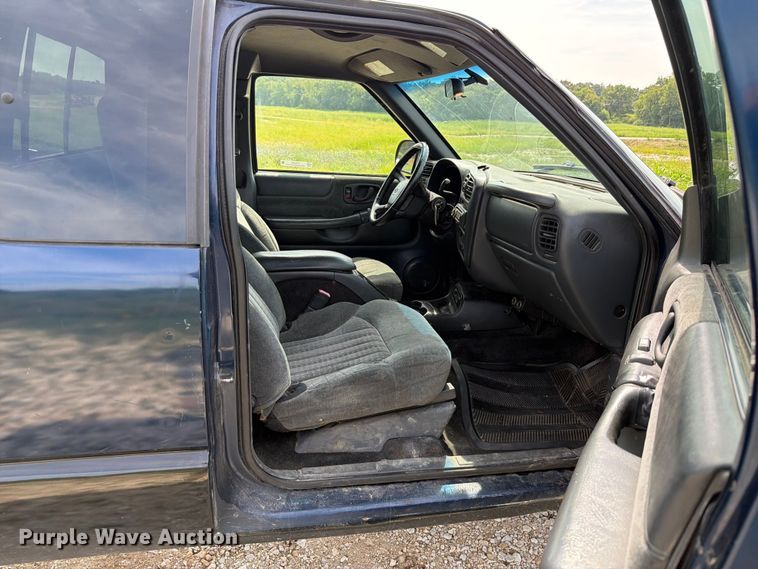 image for item FT6141 2002 Chevrolet S10 LS Ext. Cab pickup truck