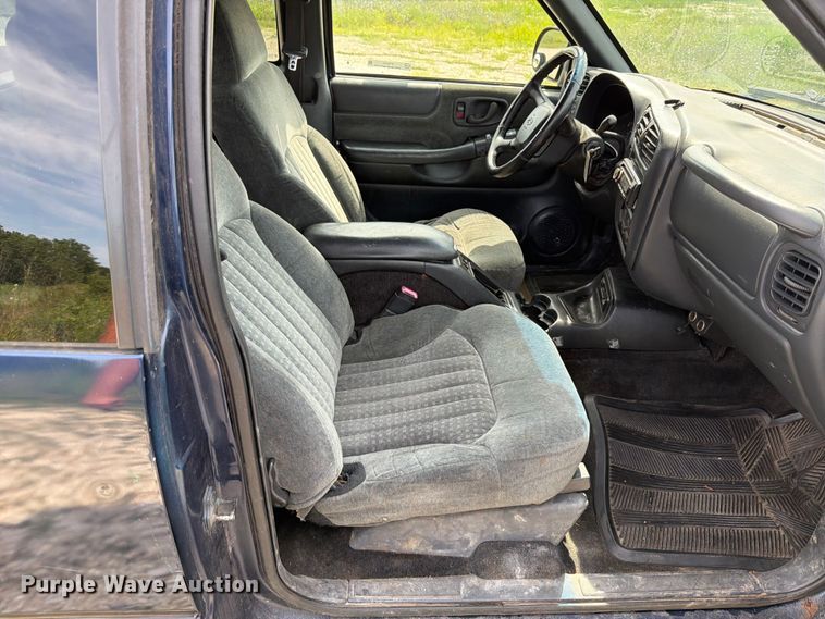 image for item FT6141 2002 Chevrolet S10 LS Ext. Cab pickup truck