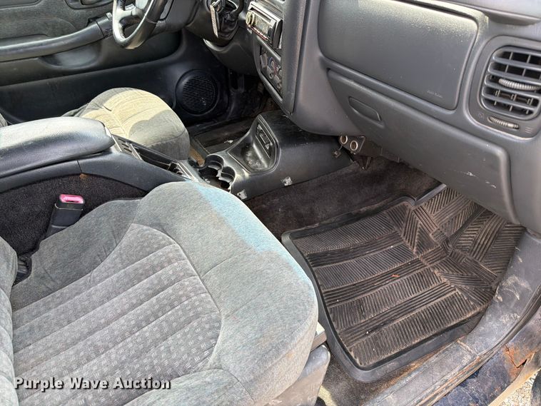 image for item FT6141 2002 Chevrolet S10 LS Ext. Cab pickup truck