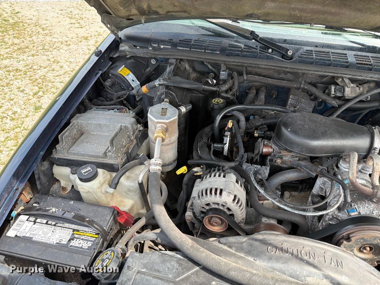 image for item FT6141 2002 Chevrolet S10 LS Ext. Cab pickup truck