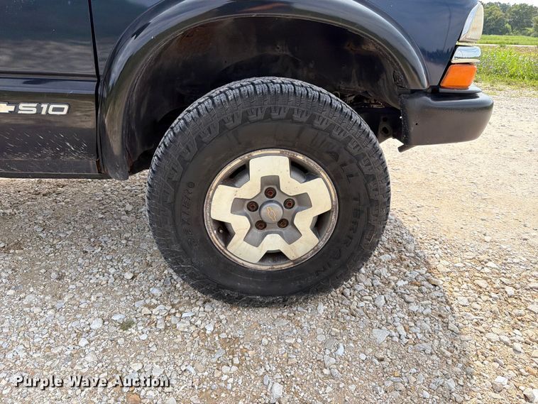 image for item FT6141 2002 Chevrolet S10 LS Ext. Cab pickup truck