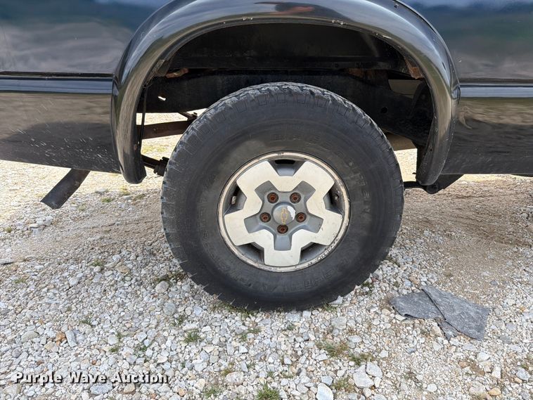 image for item FT6141 2002 Chevrolet S10 LS Ext. Cab pickup truck
