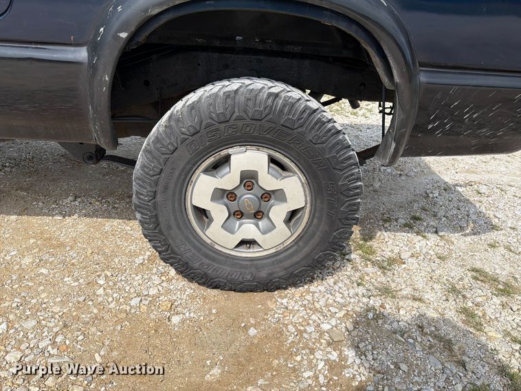 image for item FT6141 2002 Chevrolet S10 LS Ext. Cab pickup truck