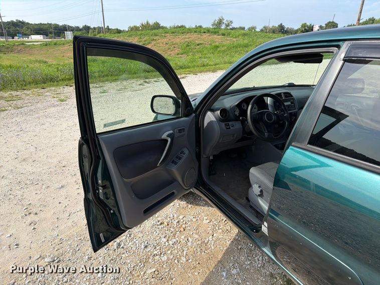 image for item FT6142 2003 Toyota RAV4 SUV