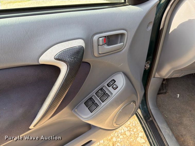 image for item FT6142 2003 Toyota RAV4 SUV