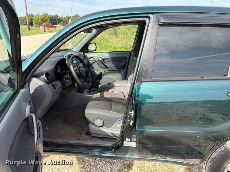 image for item FT6142 2003 Toyota RAV4 SUV