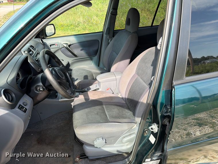 image for item FT6142 2003 Toyota RAV4 SUV
