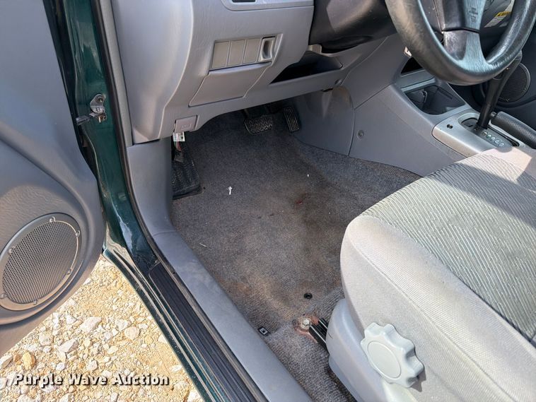 image for item FT6142 2003 Toyota RAV4 SUV