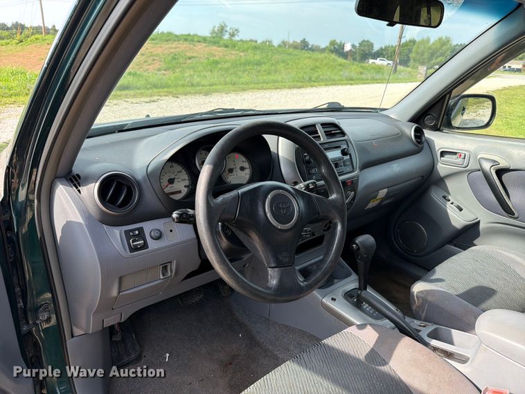 image for item FT6142 2003 Toyota RAV4 SUV