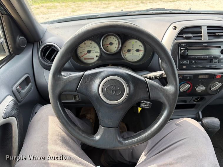 image for item FT6142 2003 Toyota RAV4 SUV