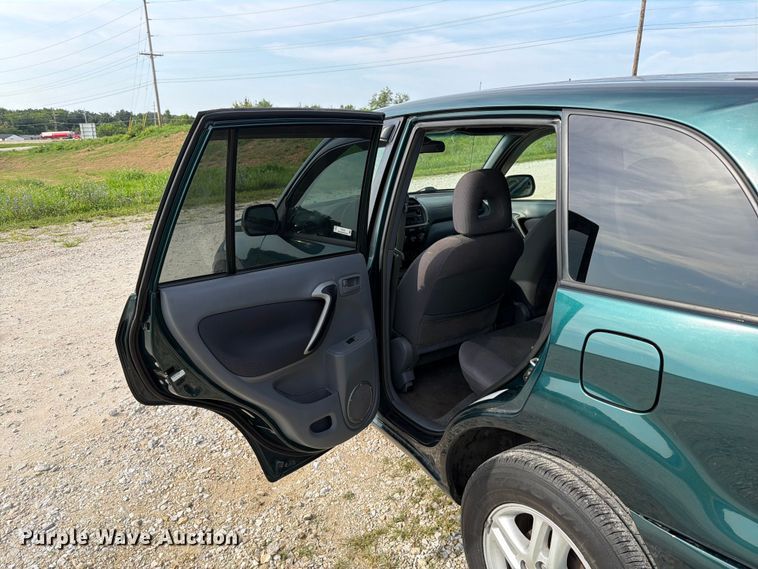 image for item FT6142 2003 Toyota RAV4 SUV