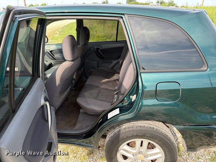 image for item FT6142 2003 Toyota RAV4 SUV