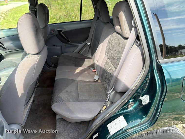 image for item FT6142 2003 Toyota RAV4 SUV