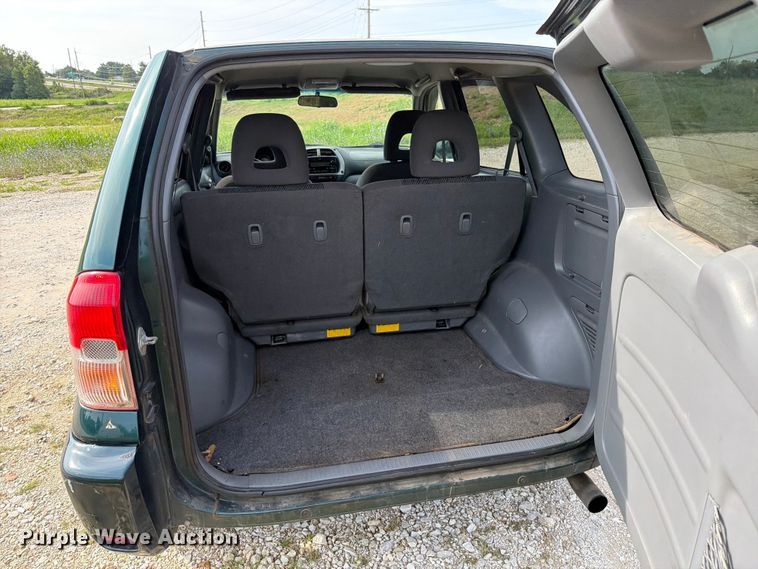 image for item FT6142 2003 Toyota RAV4 SUV