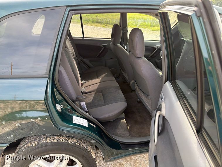 image for item FT6142 2003 Toyota RAV4 SUV